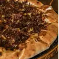 Boêmia (com carne de panela e cebola flambada)