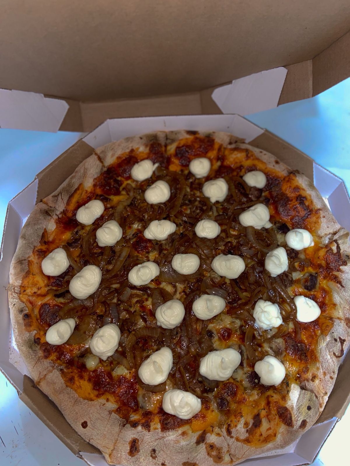 Carne com Cebola flambada e gotas de cream cheese